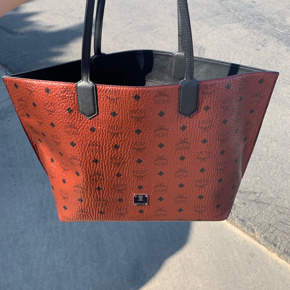 MCM Medium Spot Visetos Shopper-Scooter Red